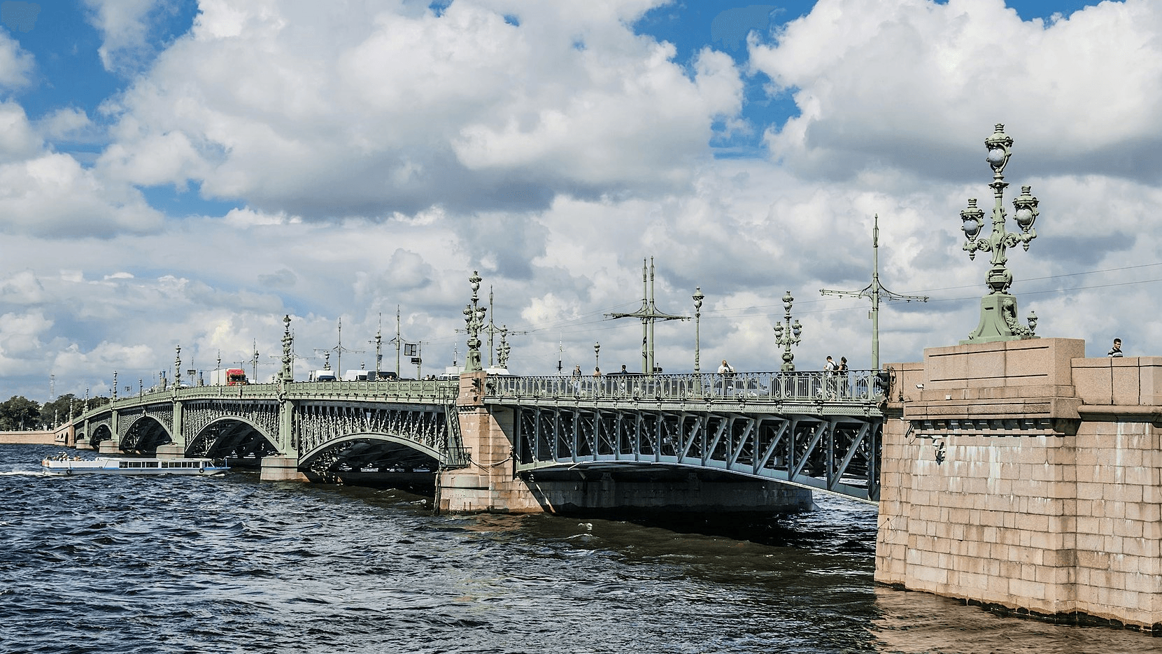 Призраки дворцов и храмов: Исаакиевский собор, Петропавловская крепость,  Михайловский замок.